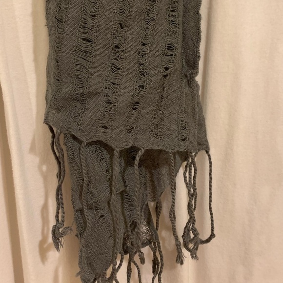 Grey charcoal pattern scarf wrap with fringe details and pretty pattern! - Picture 4 of 10